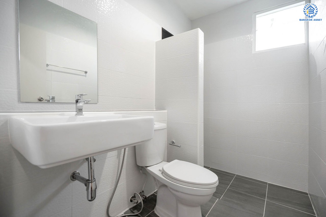 บ้านมือสองตกแต่งใหม่ โครงการ บ้านแก้ววิลล่า จรัญสนิทวงศ์ หลังมุม ทาวน์เฮ้าส์ 3 ชั้น เนื้อที่ 22.9 ตร.ว. ฟังก์ชัน 3 ห้องนอน 4 ห้องน้ำ จอดรถได้ 2 คัน บนทำเลศักยภาพ เชื่อมต่อหลายเส้นทาง ใกล้รถไฟฟ้าสายสีน้ำเงิน "สถานีไฟฉาย"